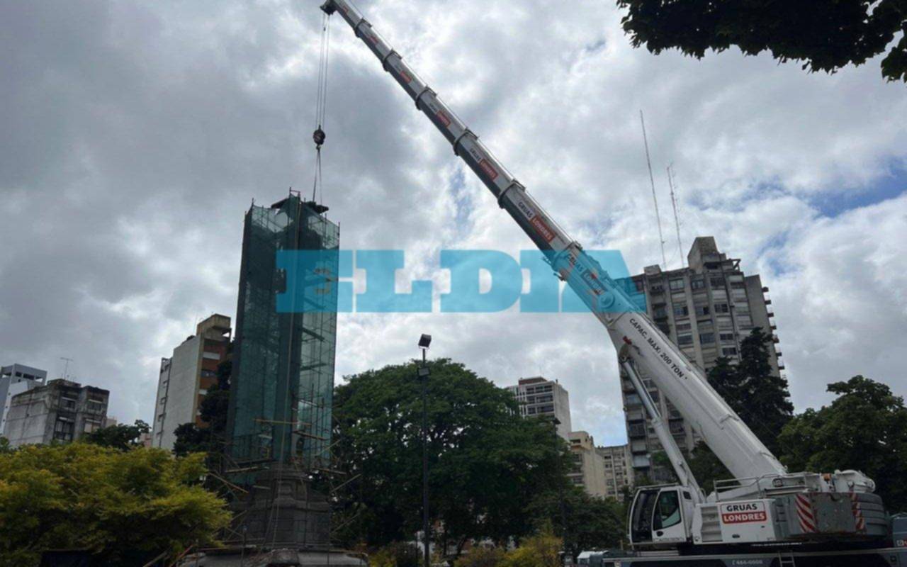 Megaoperativo en Plaza Italia, día 2: se reanudó el traslado del águila de bronce