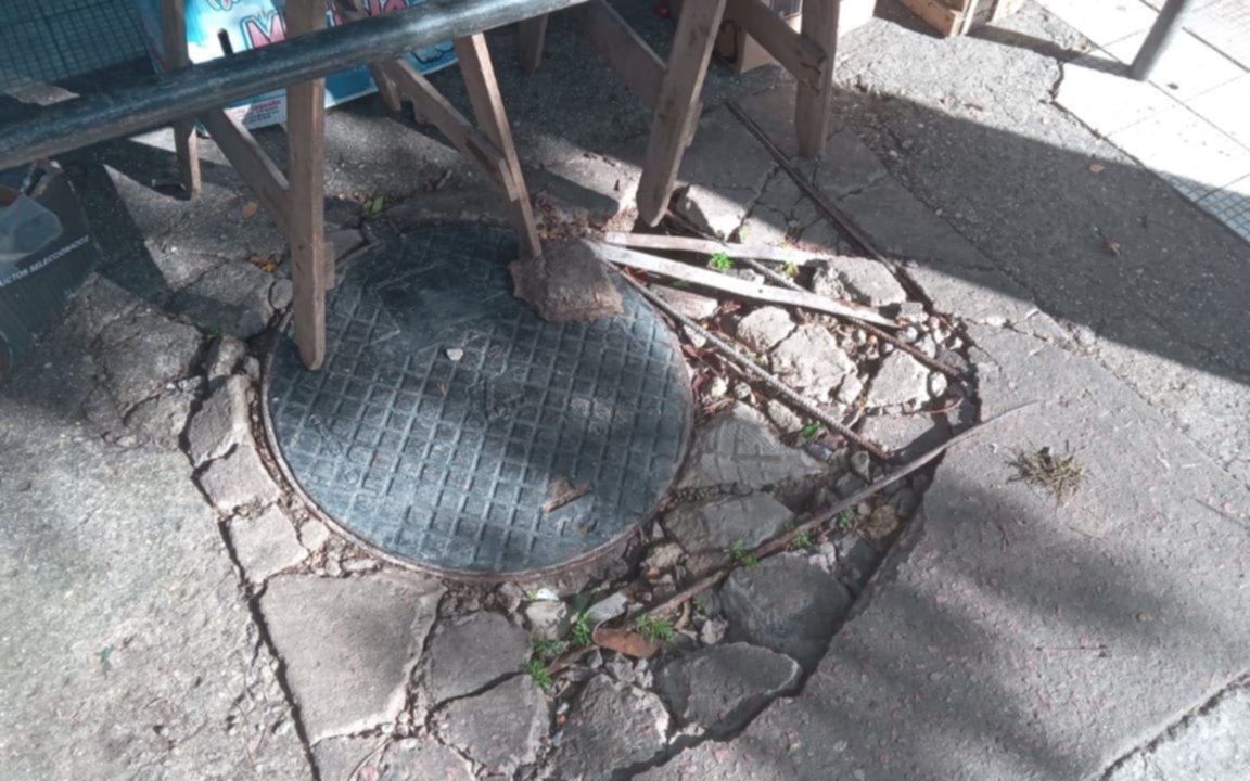 Un bache en una vereda, la preocupación de los vecinos en un barrio de La Plata: "Se cumplen 4 meses"