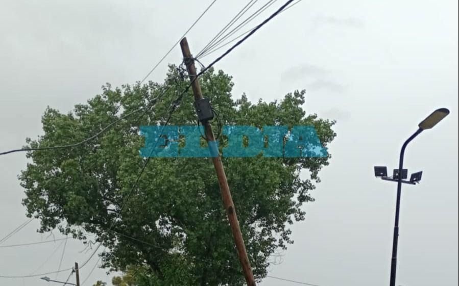 Un poste a punto de caer preocupa a vecinos de Villa Elvira: "Es muy peligroso"