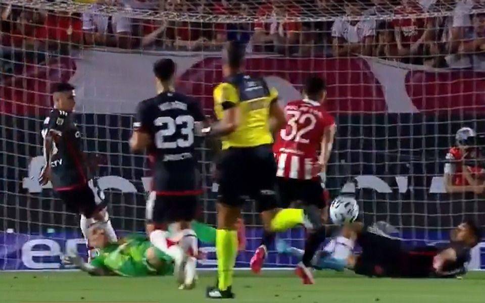 VIDEO. La polémica de la noche en UNO: el gol anulado a Estudiantes vs River