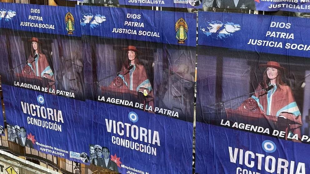 “Victoria conducción”, los afiches sobre la Vicepresidenta que agitan las aguas