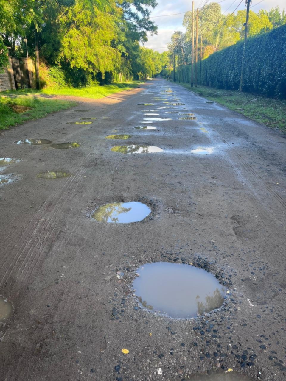 En los barrios, calles llenas de pozos que se hicieron lagunas con la tormenta