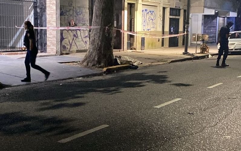 Madrugada sangrienta en la "zona roja" de La Plata: ráfaga de tiros, un muerto y un detenido