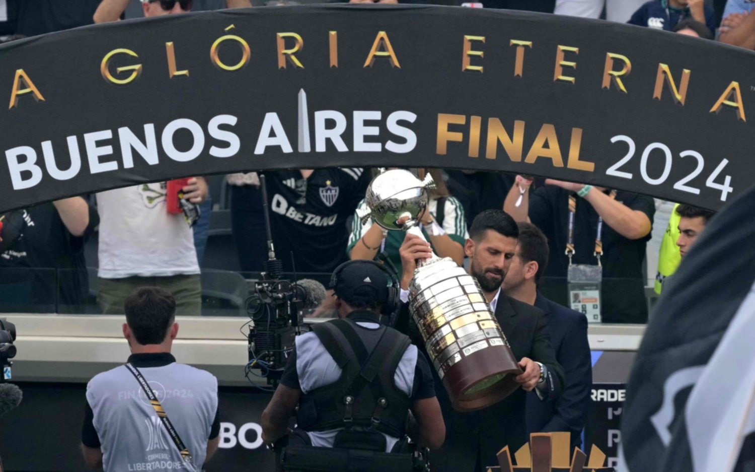 Novak Djokovic alzó la Copa Libertadores antes de la final en el Monumental