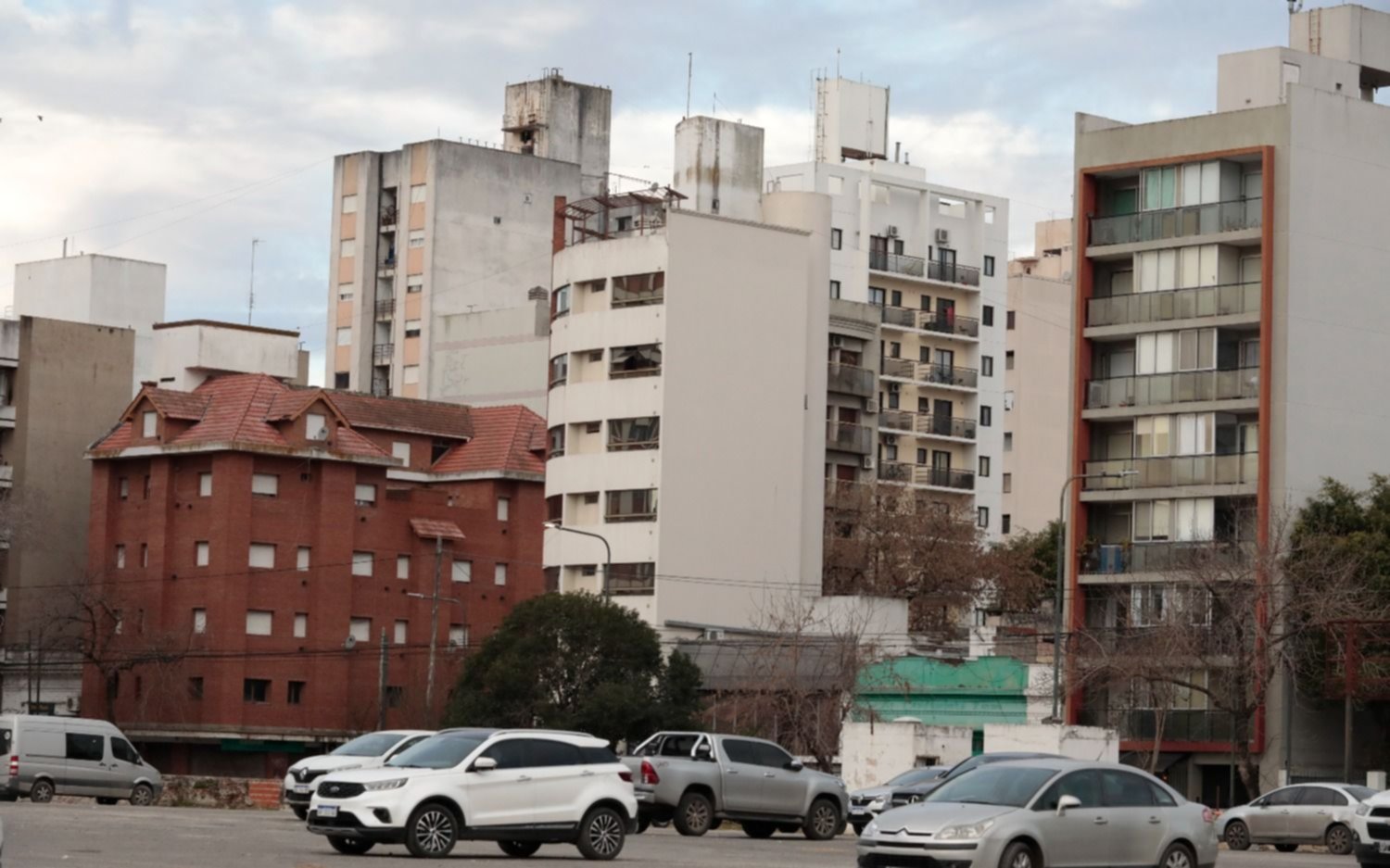 Combustibles, alquileres, gas y servicios: los aumentos que rigen desde mañana