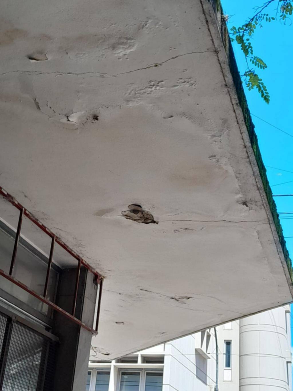 Advierte por el mal estado de una marquesina en la esquina de 6 y 46