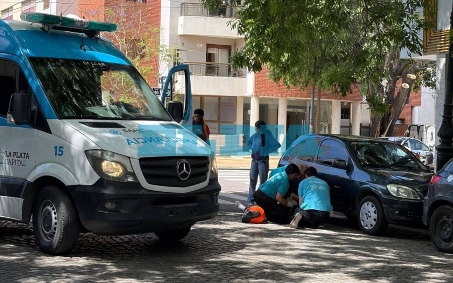 VIDEO. Fuerte choque entre una camioneta y un motociclista en La Plata