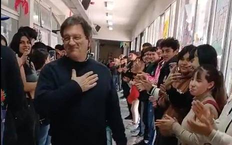 VIDEO. Emotivo pasillo de honor en La Plata: alumnos despidieron al profesor Fabián Rodríguez tras 31 años de enseñanza