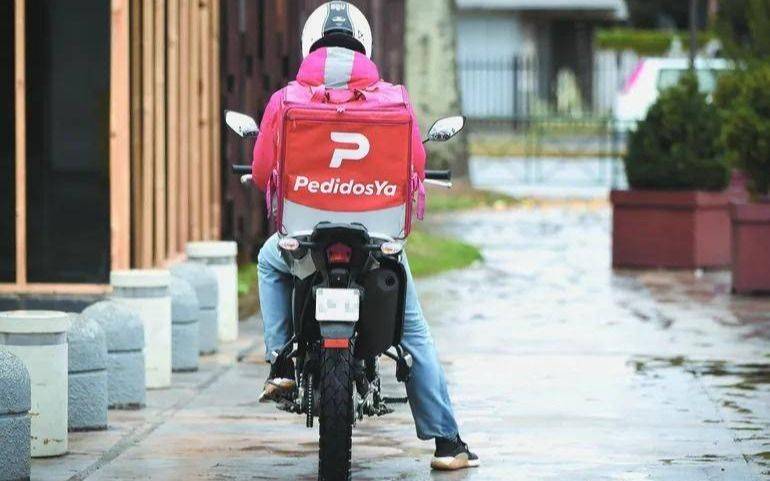 Golpearon a un repartidor cuando esperaba a un cliente en La Plata