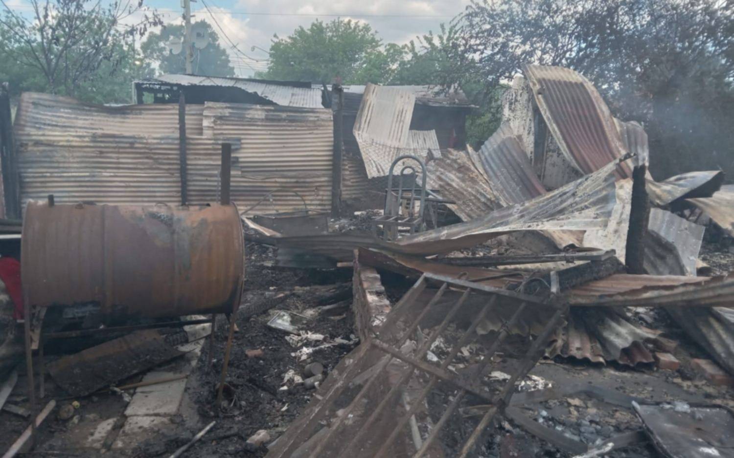 Impresionante incendio en La Plata devoró tres casa y un auto