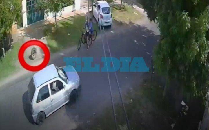 VIDEO. Milagro en La Plata: una rueda se desprendió de un auto y casi impactó contra dos chicas 