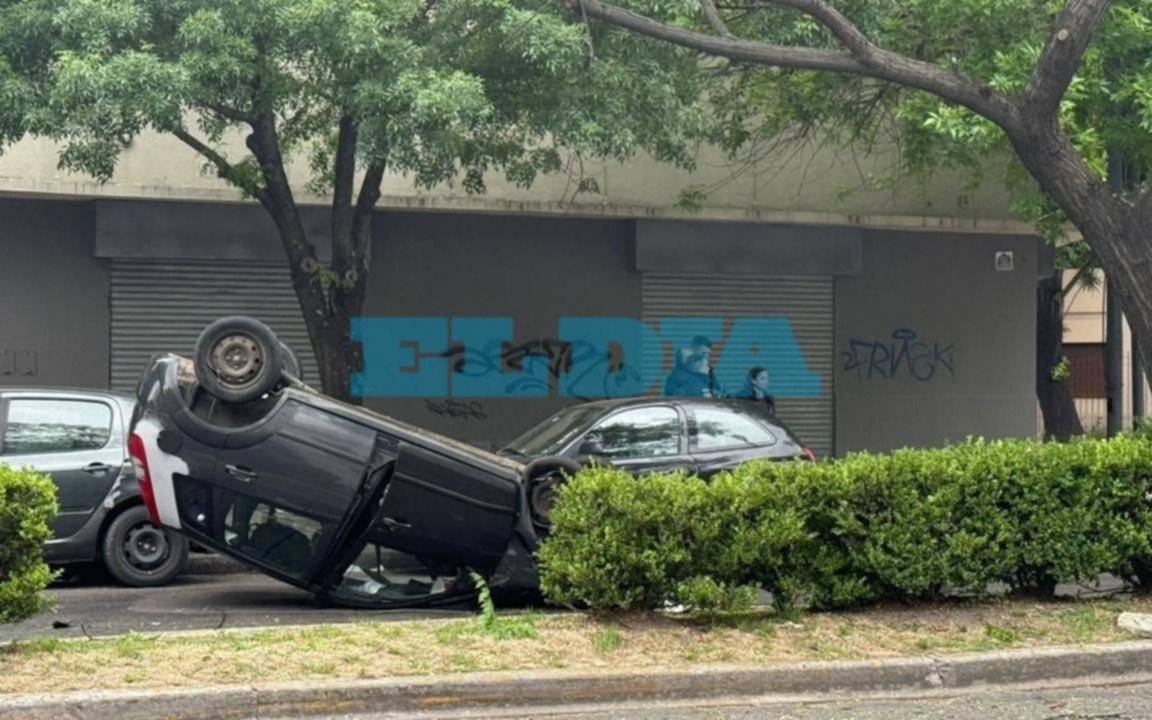 Impactante vuelco en pleno centro de La Plata: hubo heridos 