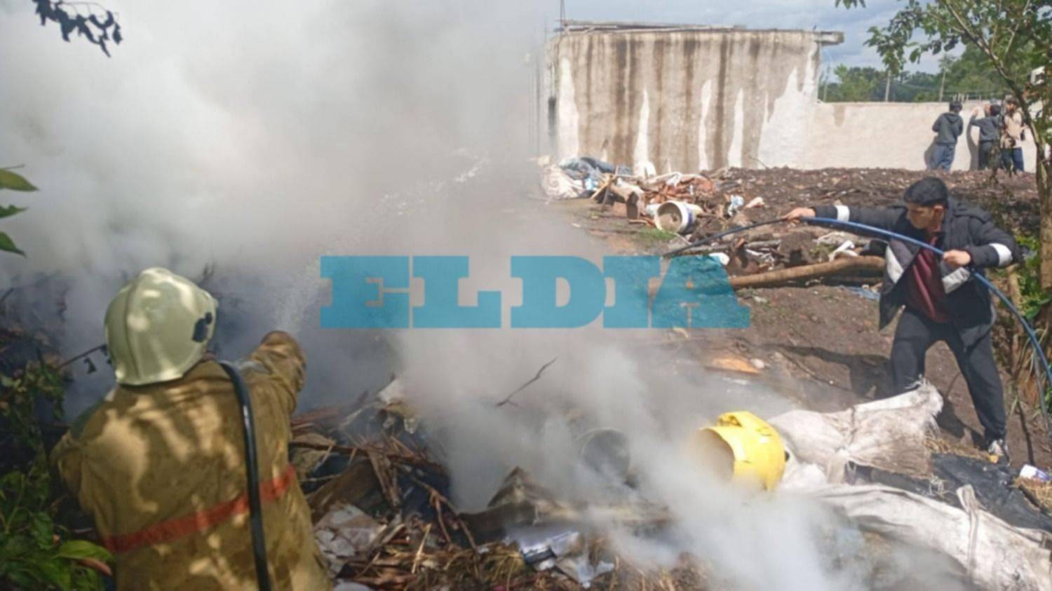 Bomberos apagaron un incendio de basural en Arturo Seguí