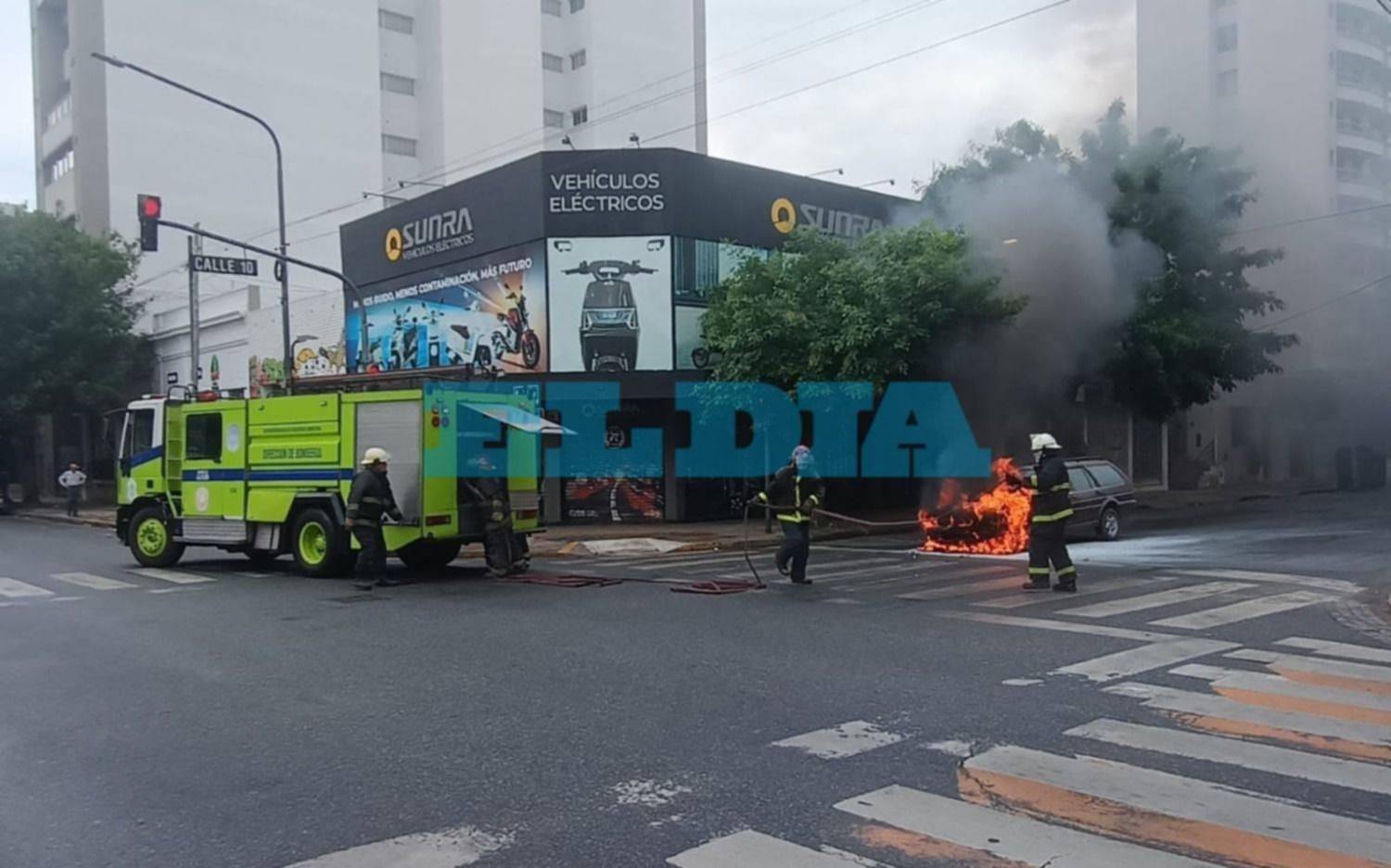 Un jubilado logró salir a tiempo y se salvó de milagro tras incendiarse su auto en La Plata