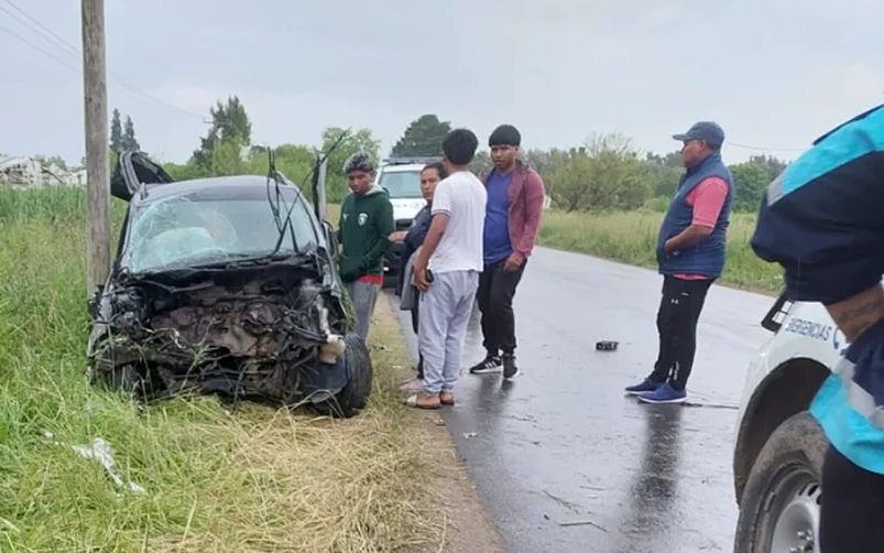 Perdió el control al volante, chocó contra un poste y destruyó el auto en Abasto: cómo está el conductor