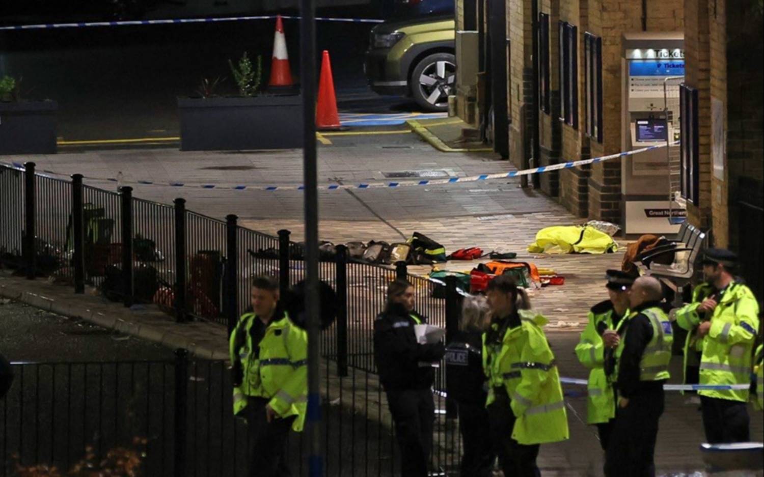 Horror en un tren de Londres con 10 apuñalados y 2 detenidos: descartan ataque terrorista