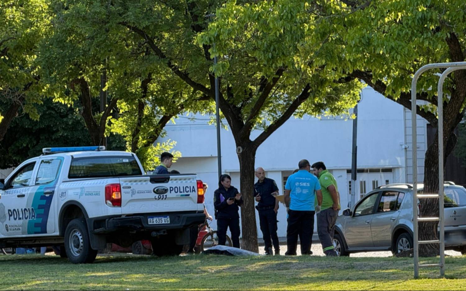Conmoción en Plaza España: qué se sabe del hombre que murió mientras hacía gimnasia