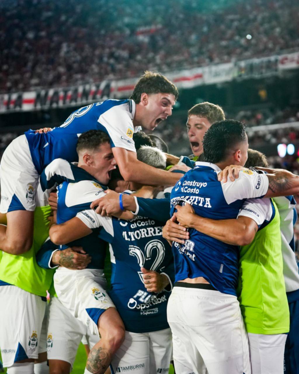 Triunfazo Monumental: el Lobo cerca de la salvación