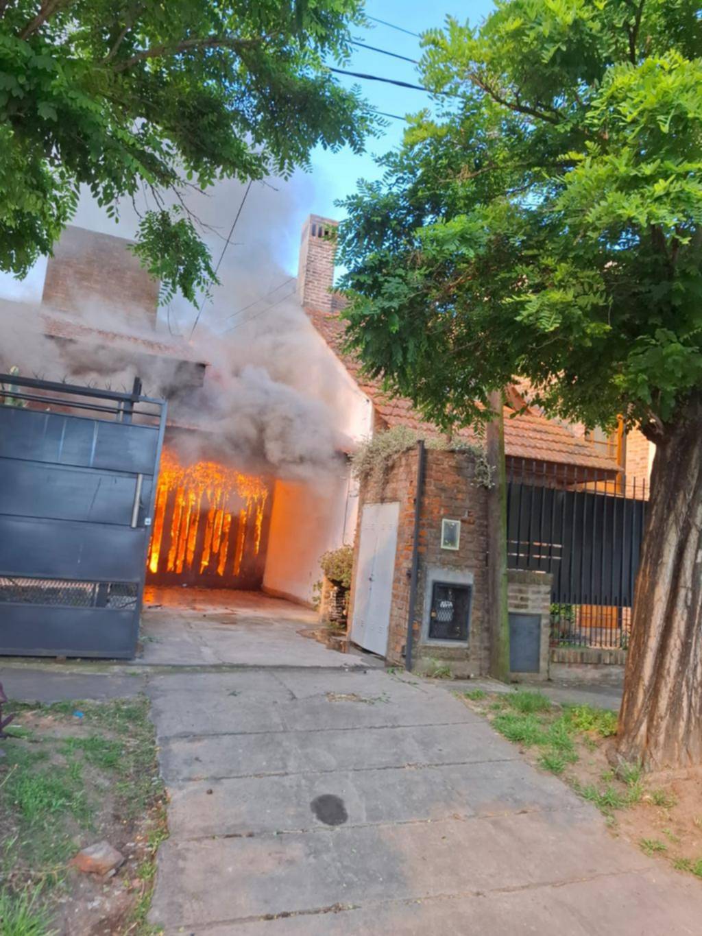Tensión en Ringuelet por el incendio de una casa