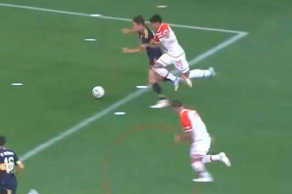 Otro arbitraje polémico: ¿estuvo mal sancionado el penal a Herrera?