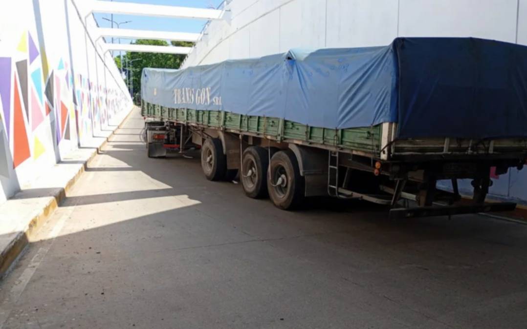 Camión atascado en el bajo vías de Bernal generó un fuerte caos de tránsito en Quilmes