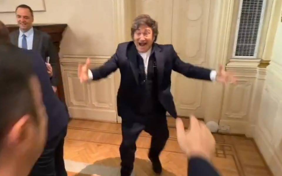 El efusivo ingreso de Javier Milei a la reunión de gabinete: abrazos, saltos y música a todo volumen