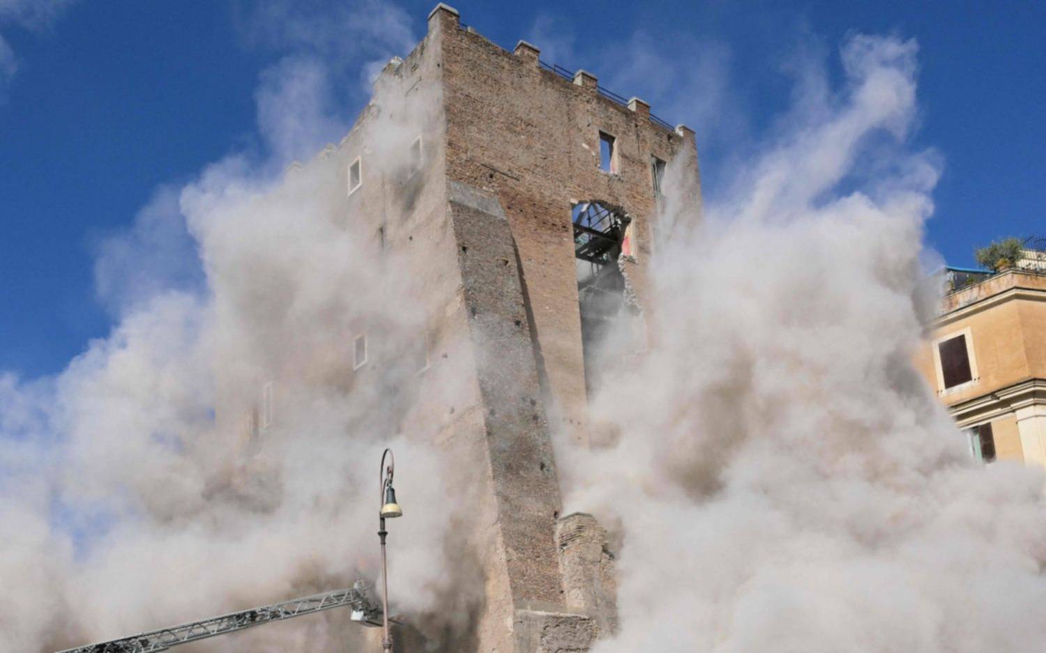 Una torre medieval en el centro de Roma colapsó en medio de una obra de reparación