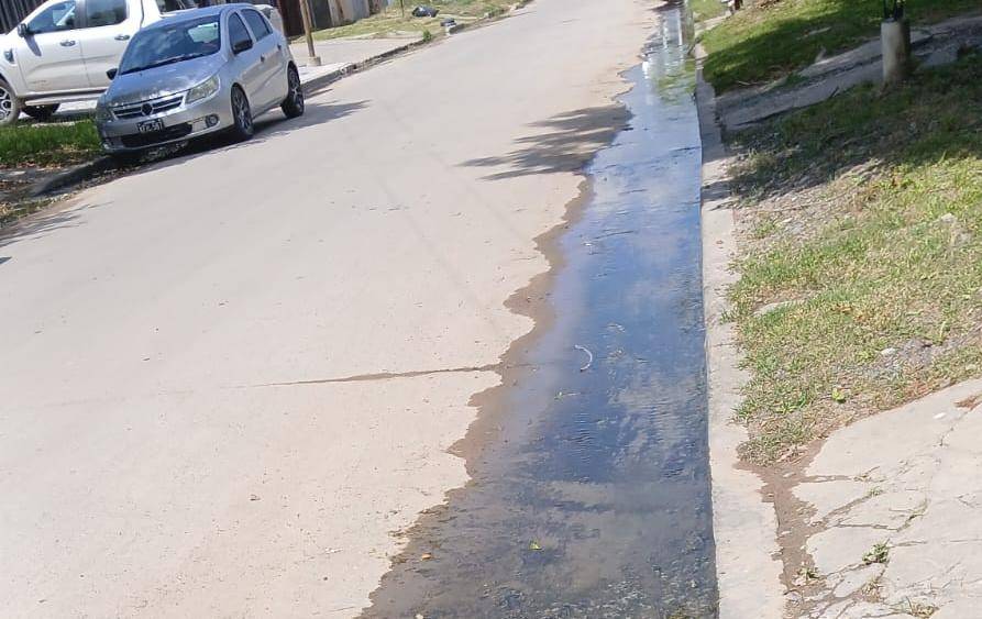 Desborde cloacal y fuerte olor nauseabundo en un barrio de Berisso