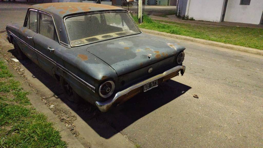 Reclamos por autos abandonados en una cuadra de Los Hornos