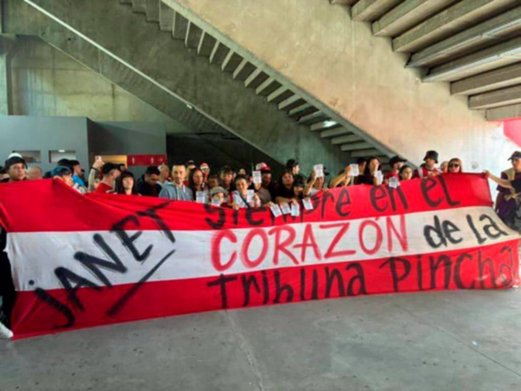 La mujer quemada en Berisso: sentido reclamo en UNO por Yanet Rivero