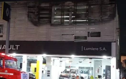 Bomberos controlaron anoche un incendio en el primer piso de la agencia de autos