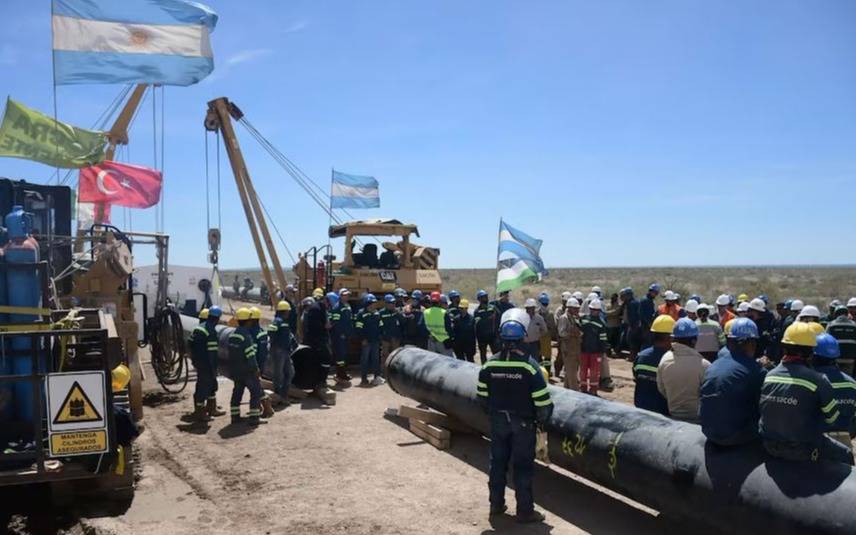 Vaca Muerta ya tiene salida al mar: finalizó la soldadura del extenso oleoducto que llega al Atlántico