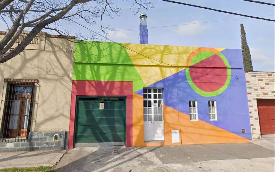 Suspenden a un docente por insultos y "adoctrinamiento" en el aula en una escuela de Banfield