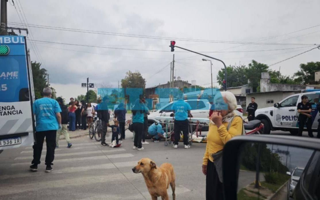 Al filo de la tragedia vial en La Plata por fuerte choque entre una camioneta y una moto 