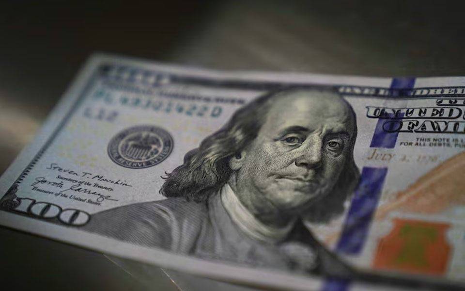 El dólar cedió $15 y cerró en $1.485