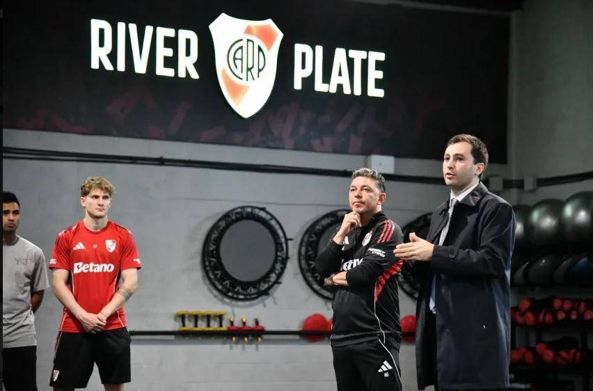 Gallardo se juntó con Di Carlo y fue respaldado