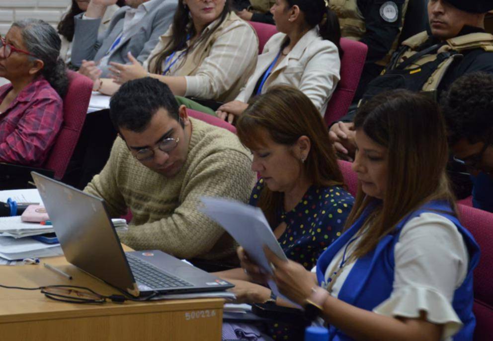 Las extrañas búsquedas de César Sena en internet