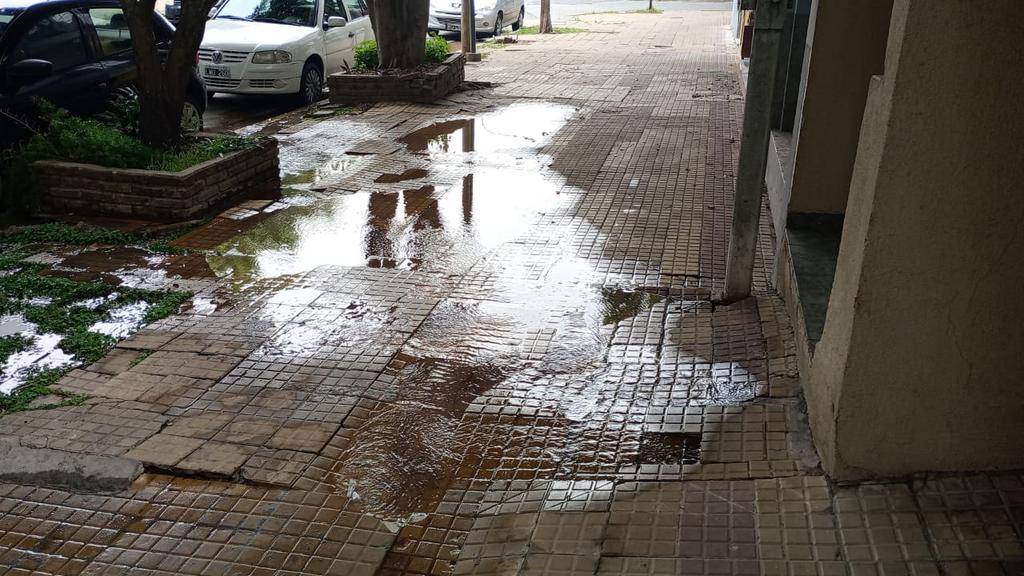 Pérdida de agua en pleno casco urbano, a metros de Plaza Azcuénaga