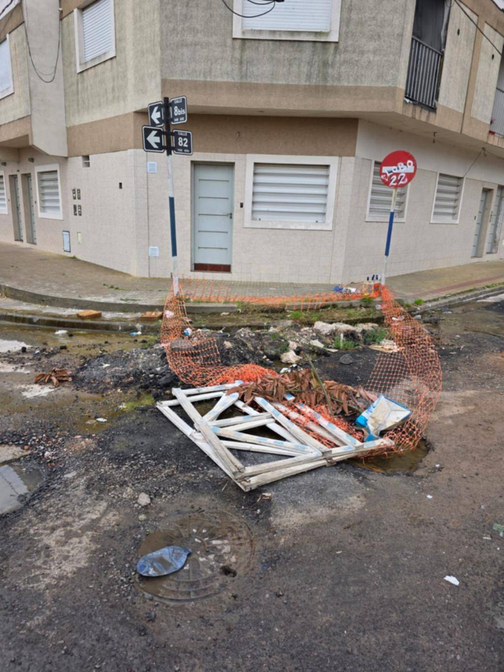 En la esquina de 8 bis y 82 se acumula basura, agua y no pueden pasar los autos