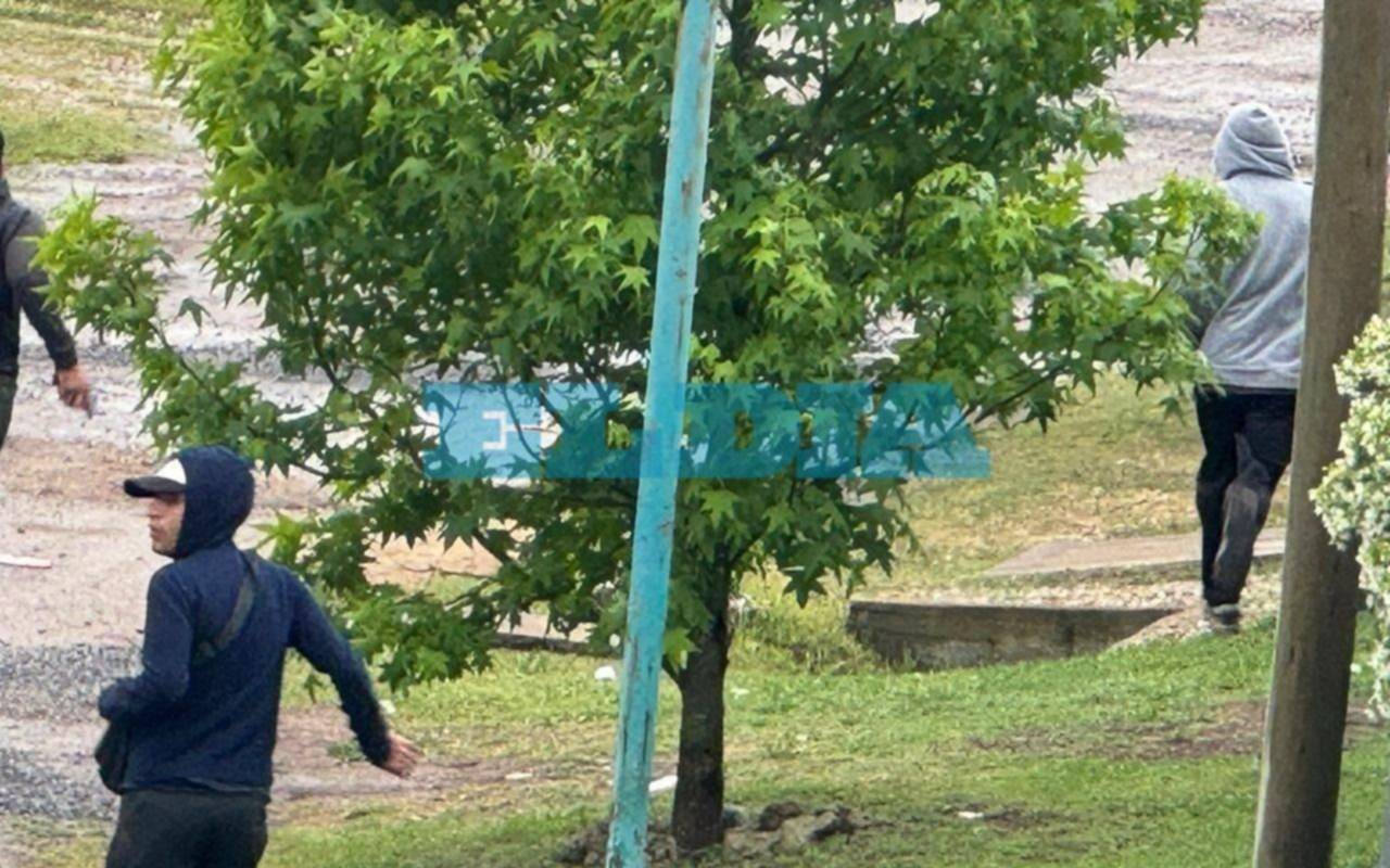 Terror en un barrio de La Plata: delincuentes roban en dos casas y disparan a matar