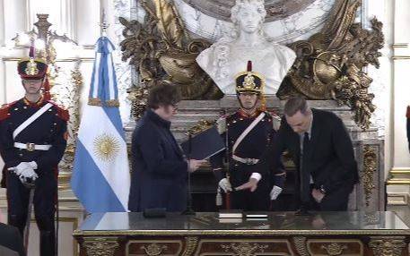 Milei le tomó juramento a Adorni como jefe de Gabinete antes de viajar a Estados Unidos