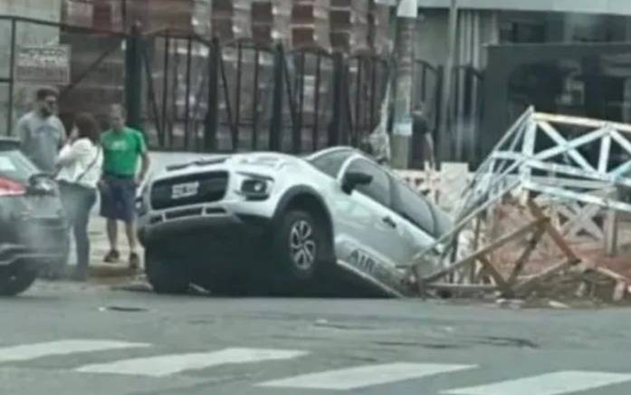 Insólito accidente en Quilmes Oeste: un auto cayó dentro de un pozo de obra de AySA