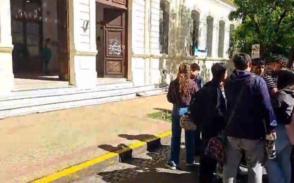 "Investigación interna" y "dejará de ser alumno": el comunicado del Ministerio de Educación tras los hechos en el Normal 2 de La Plata