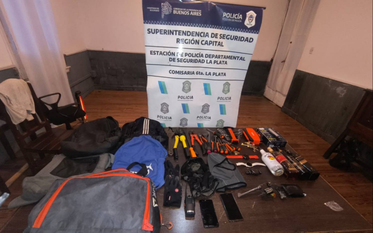 Una banda delictiva entró a robar a una casa en un barrio de La Plata y cayó tras un operativo cerrojo