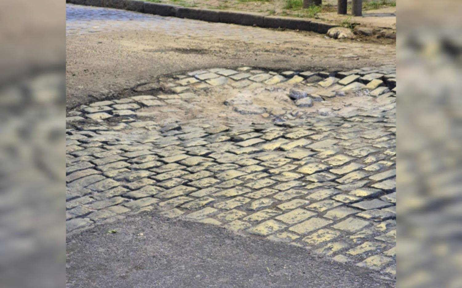 “Un peligro”: profundo bache preocupa a los vecinos de Plaza Yrigoyen