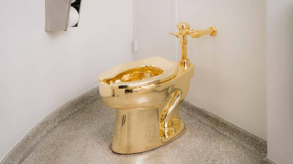 El excéntrico inodoro de oro de Cattelan busca dueño en Nueva York