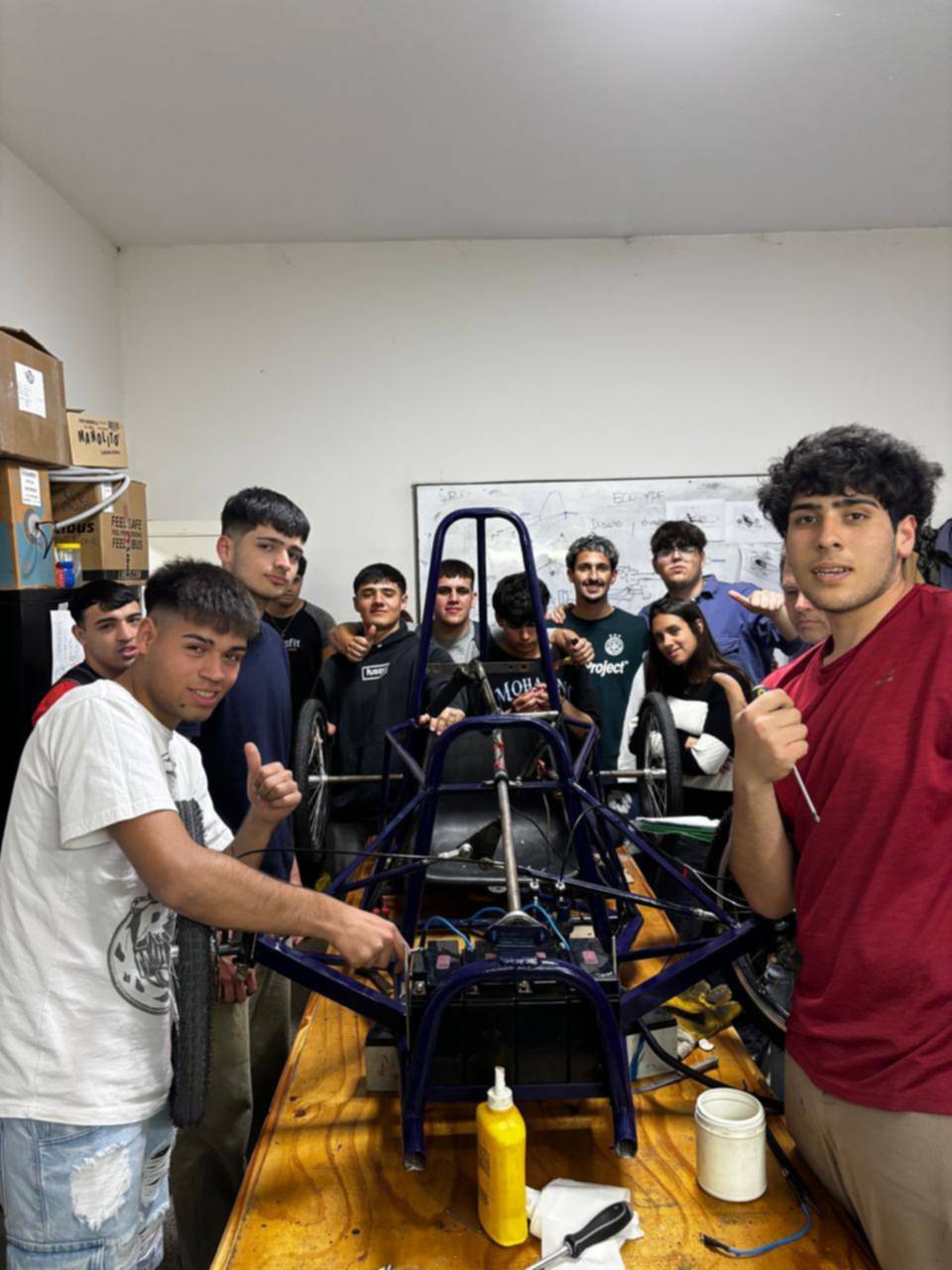 De los talleres a las pistas: estudiantes de Berisso buscan hacer historia con su auto eléctrico