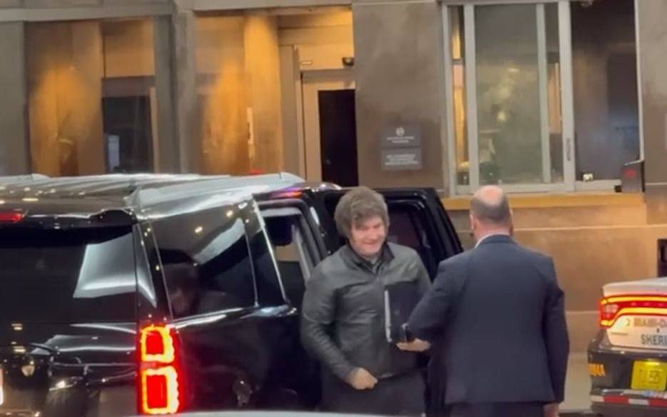 Milei llegó a Miami para participar de la cumbre de líderes donde expuso Messi