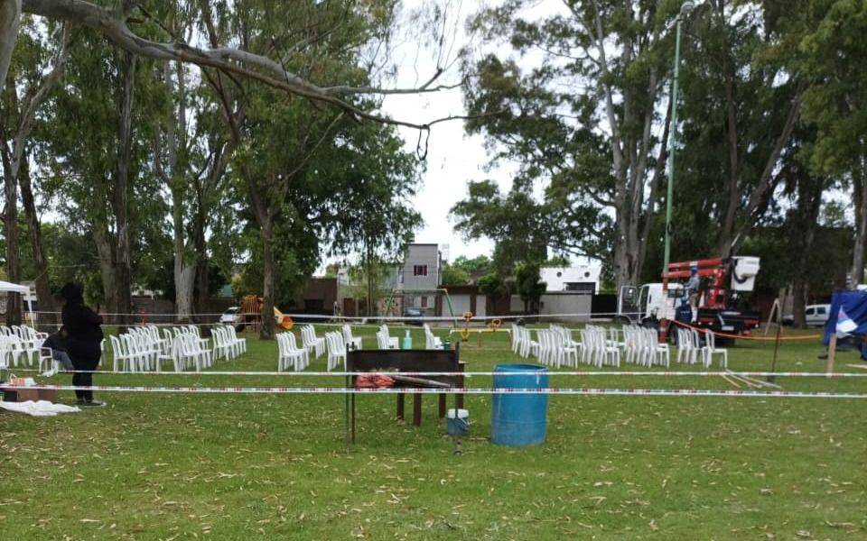 "Es un templo al aire libre": malestar vecinal por una "usurpación" del espacio público en Villa Elvira