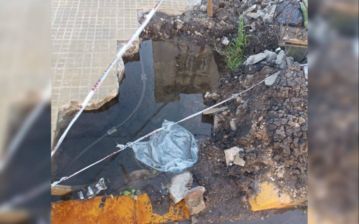 Enorme pozo por una pérdida de agua en Altos de San Lorenzo: “Ya es una laguna”